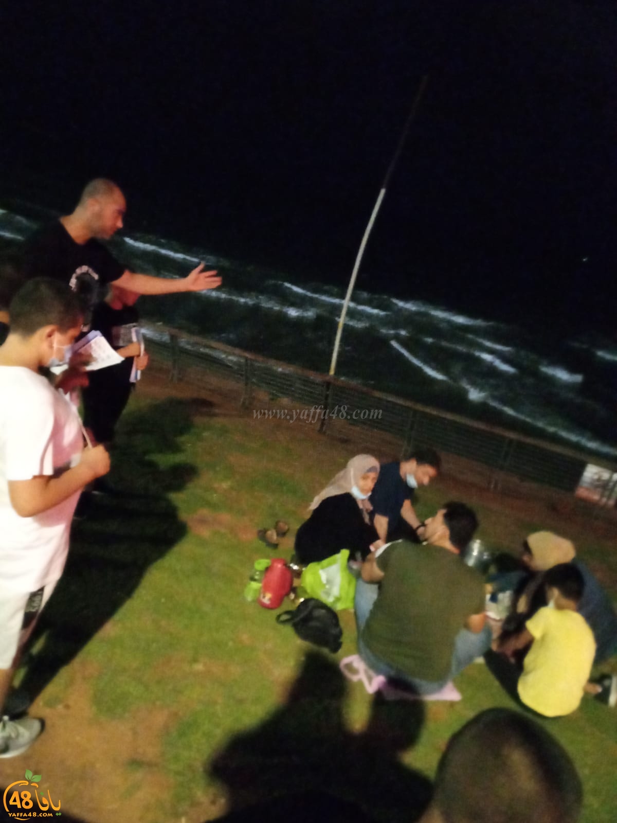  يافا: توزيع منشورات توعوية من مخاطر البحر والسباحة على النزلاء في شواطئ المدينة